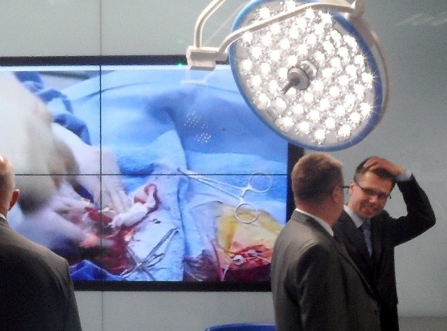 Dr Wojciech Lichota (pierwszy z prawej), ordynator oddziału chirurgii naczyniowej: - W hybrydowych salach będziemy wykonywać dużo bardziej bezpieczne operacje, nawet pacjentom, którzy ukończyli 80 lat.