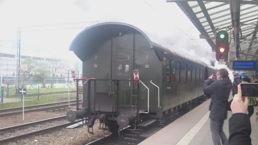 Pociąg specjalny Orzeł Biały na dworcu Wrocław Główny