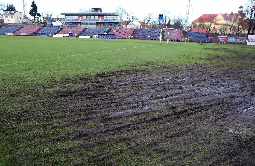 Prace kosmetyczne na murawie stadionu Pogoni Szczecin.