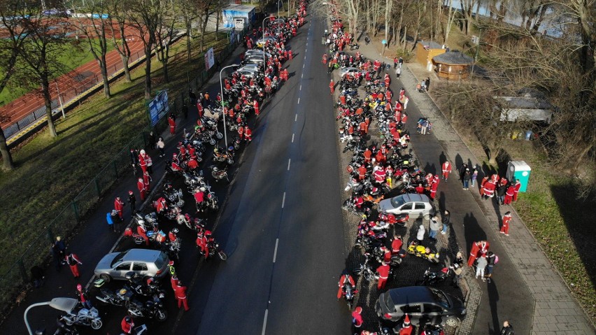 Mikołaje na motorach nad Zalewem Nowohuckim. Wyruszyli w miasto by pomóc potrzebującym [ZDJĘCIA]