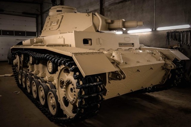 Czołg Panzerkampfwagen III Ausf. N, po odbudowie niewiele przypomina zniszczony pojazd, który przed laty wziął udział w największej bitwie pancernej II wojny, a później służył jako bunkier w Norwegii.