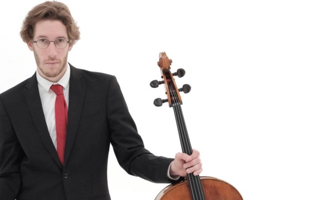 Sébastien Walnier, wirtuoz wiolonczeli i eksperta w dziedzinie muzyki kameralnej.