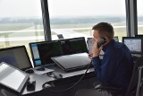 Zawód:Kontroler Ruchu Lotniczego. Wielka odpowiedzialność za dbanie o podniebny porządek. Jak pracują kontrolerzy na lotnisku w Pyrzowicach?