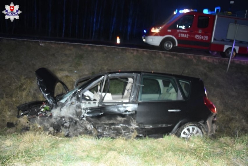 Powiat lubartowski. Czołowe zderzenie dwóch samochodów osobowych. Trzy osoby trafiły do szpitala