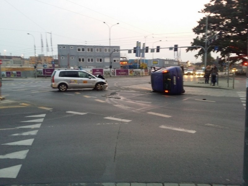 Wypadek na Swobodnej. Dachował ford, Wrocław, 24.09.2016