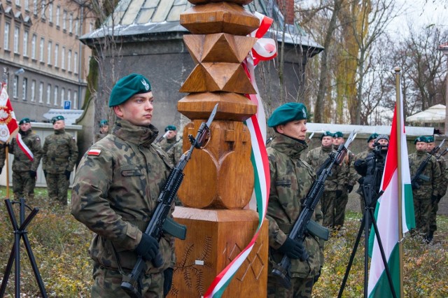 Odsłonięcie obelisku na ulicy Żwirki i Wigury nad Młynówką.