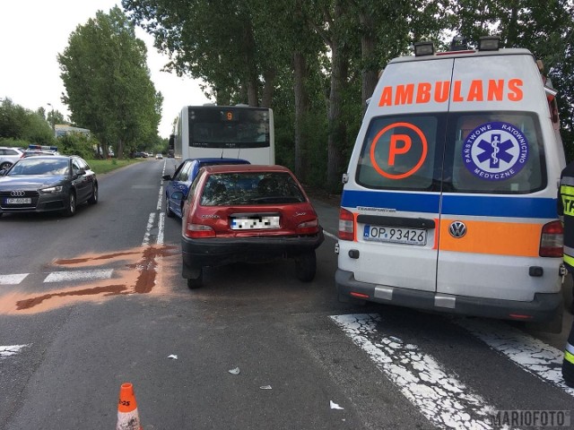 Do zdarzenia doszło po godz. 14.00 na ul. Wspólnej w Opolu. Zderzył się tam dwa auta osobowe oraz autobus. Jedna osoba została poszkodowana i przewieziona do szpitala. Jak informuje dyżurny Komendy Miejskiej Policji w Opolu, na miejscu wciąż pracują funkcjonariusze, ustalając, jak doszło do wypadku.