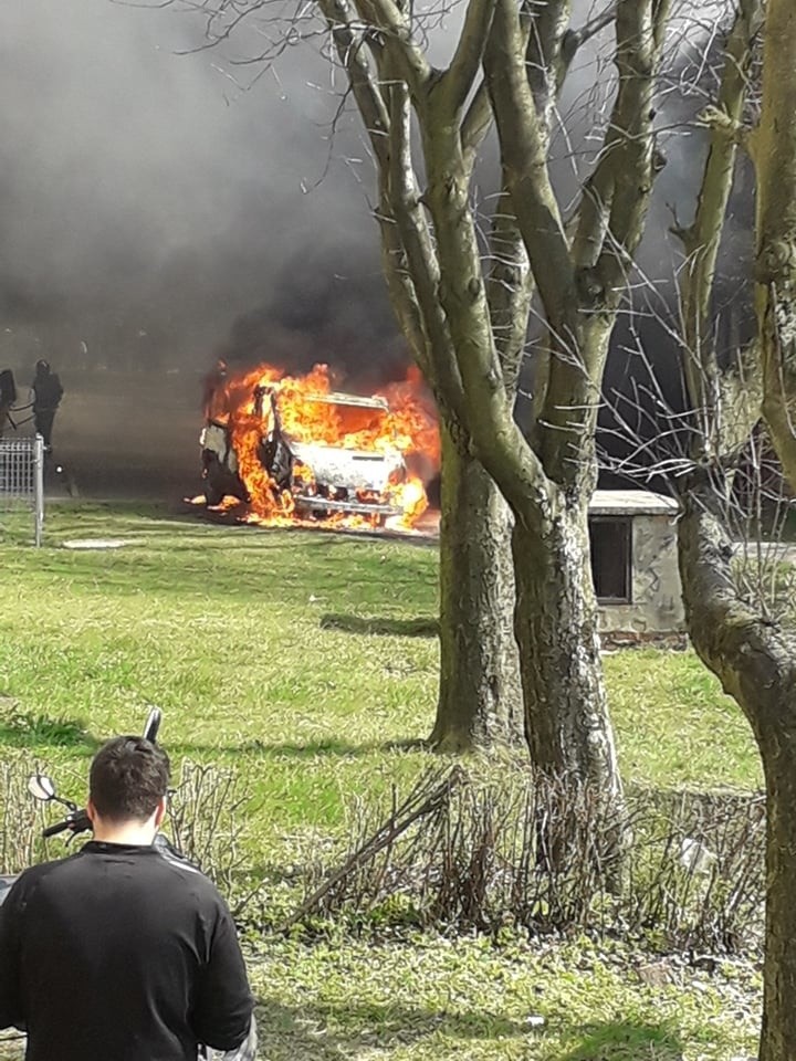 Bytom: ewakuowano dzieci z przedszkola. Płonął bus przed budynkiem WIDEO + ZDJĘCIA