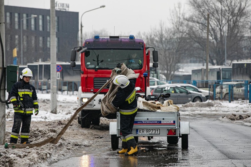 Akcja strażaków podczas pożaru archiwum miejskiego w...