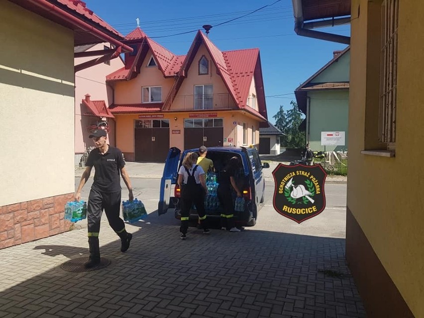 Strażacy z Rusocic w gminie Czernichów dostarczyli wodę dla...