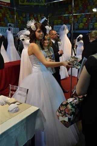 Targi Ślubne w Częstochowie po raz pierwszy odbyły się w Hali na Zawodziu. Wystawcy prezentowali suknie śłubne, sposoby udekorowania stołów, samochody ślubne. Można było także posłuchać zespołów muzycznych, które występują w czasie wesel.