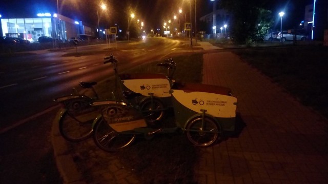 Porzucone rowery miejskie przy ul. Batorego w Zielonej Górze