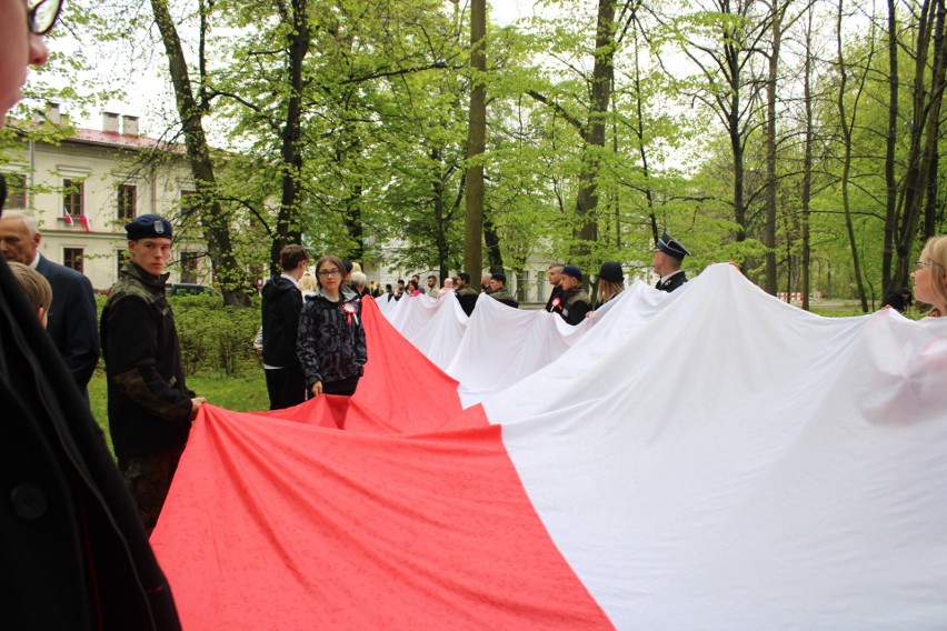 Przemarsz z wielką flagą ulicami Krzeszowic