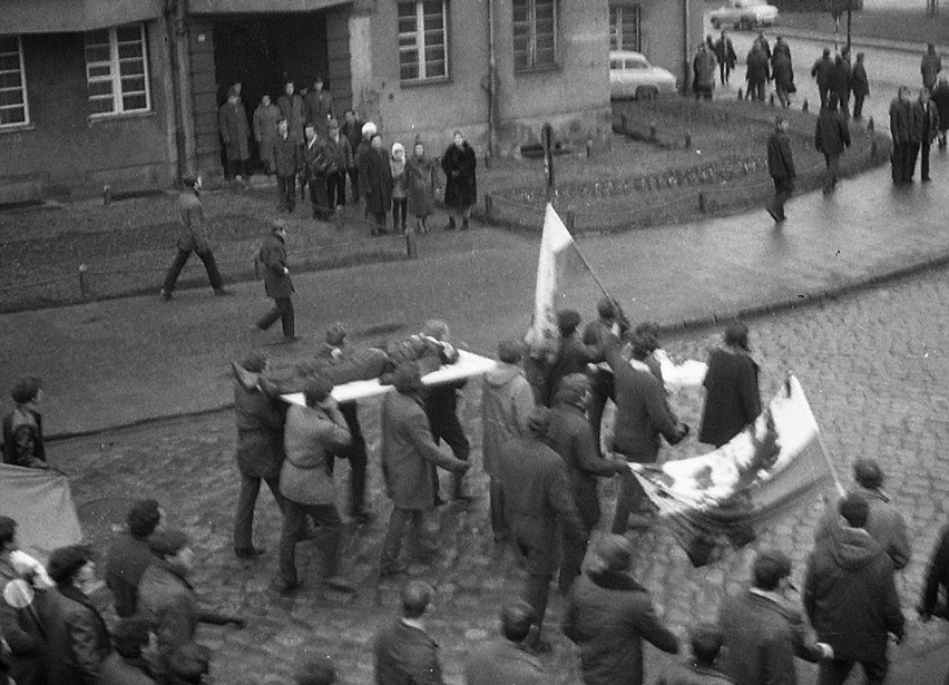 Ulica Podjazd w Gdyni. Andrzej Andrzejewski niesie drzwi...