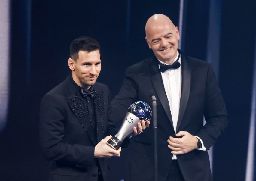 Leo Messi na scenie z prezydentem FIFA Giannim Infantino