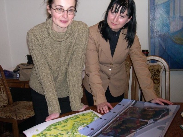 Sabina Cios (od lewej) i Karolina Ciamciara nad makietami strzeleckiego parku i cmentarza ewangelickiego