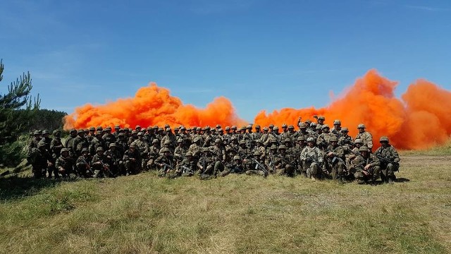 Rozpoczęły się największe w Polsce ćwiczenia szkoleniowe Sił Zbrojnych od 1989 roku. Anakonda 16 potrwa do 17 czerwca. W poniedziałek nastąpiło uroczyste otwarcie Anakondy 16. Na poligonie drawskim ćwiczy obecnie 6 tys. żołnierzy z Polski, Stanów Zjednoczonych, Bułgarii, Rumunii, Szwecji. Dziś w Szkole Podstawowej w Mielenku Drawskim w ramach Anakondy 16 odbędą się ćwiczenia z zakresu unieszkodliwiania niebezpiecznych materiałów wybuchowych i chemicznych. Jutro w Ośrodku Kultury w Drawsku Pomorskim żołnierze ćwiczyć będą ewakuację z budynku oraz udzielanie pierwszej pomocy poszkodowanym, zaś 16 czerwca CSWL w Drawsku odwiedzi ponad stu gości, wśród których  nie zobaczymy jednak prezydenta Andrzeja Dudy, który w tym czasie będzie z wizytą w Niemczech.  ZOBACZ TAKŻE: Ćwiczenia Anakonda 2014 na poligonie w Wicku Morskim.