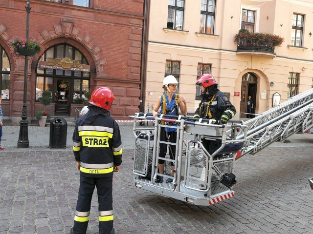 W środę z budynku toruńskiego Dworu Artusa spadło kilka fragmentów piaskowca. Na szczęści nikomu nic się nie stało. Strażacy usunęli fragment luźnego gzymsu, a w czwartek przy pomocy wysięgnika wynieśli nad poziomy panią konserwator kamienia, która obejrzała konstrukcję i usunęła wszystkie luźne bądź rozwarstwiające się elementy.