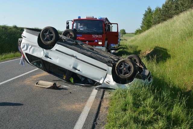 Pięć osób, w tym troje dzieci trafiło do szpitala po wypadku w miejscowości Płocicz w powiecie sępoleńskim. Samochód, którym podróżowali dachował. Jedną z osób poszkodowanych zabrał do szpitala śmigłowiec LPR. Do wypadku w Płociczu na drodze krajowej nr 25 doszło przed godz. 17.00. Kierująca fiatem marea wyprzedzała samochód ciężarowy, jednak z nieustalonych na razie przyczyn straciła panowanie nad kierownicą. Auto dachowało.Wszystkie pięć osób, w tym troje dzieci jadących autem, trafiło do szpitala. Najciężej ranny został 44-letni mężczyzna. Przetransportowano go śmigłowcem LPR do do szpitala w Bydgoszczy. Ciężko ranna jest także prowadząca auto kobieta.