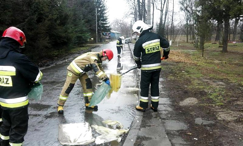 Szejkanat Nowy Sącz. Strażacy pięć godzin usuwali olej z nawierzchni ulic