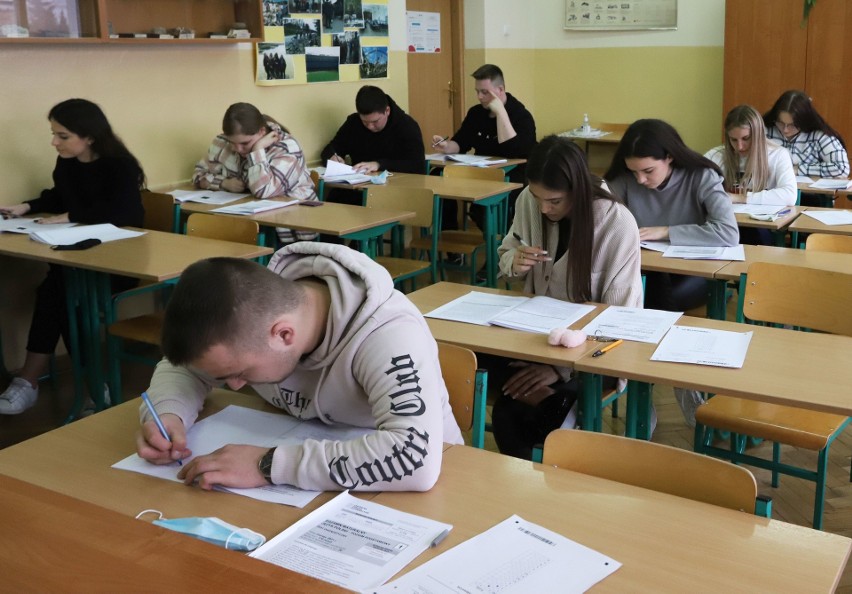Próbna matura 2021 w powiecie białobrzeskim. Uczniowie pisali egzamin i cieszyli się ze spotkania
