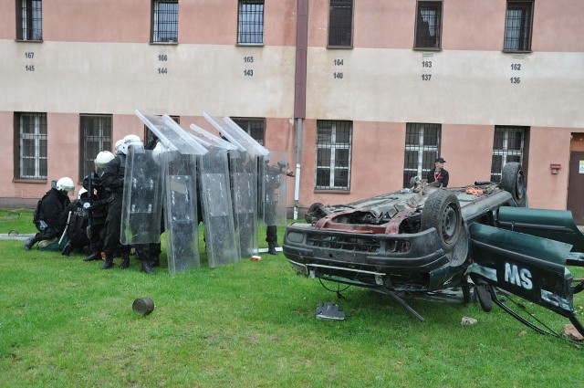 Bunt, pożar i próba odbicia więźnia - z takimi zadaniami musieli zmierzyć się funkcjonariusze Służby Więziennej podczas ćwiczeń w Szczecinku.