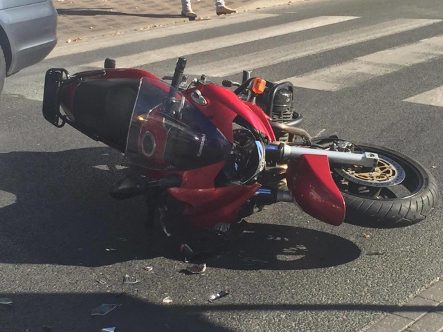 W piątkowe popołudnie na ulicy Połtawskiej w Koszalinie doszło do zderzenia motocykla z oplem astra. Nikt nie ucierpiał. Policja zakwalifikowała zderzenie jako kolizję, bo nikt nie odniósł obrażeń. Uszkodzone są jedynie pojazdy. Sprawcą stłuczki był motocyklista i on też został ukarany 400-złotowym mandatem - poinformował nas oficer dyżurny koszalińskiej komendy policji. Zobacz także Pożar samochodu w Karlinie