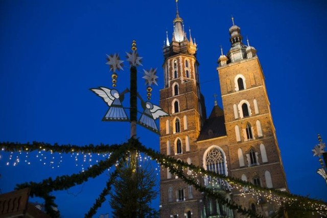  Krakowski Rynek w świątecznej odsłonieDo 26 grudnia nad Sukiennicami unosić się będzie śpiew kolęd i zapach przypraw korzennych, przypominając nam o zbliżających się świętach Bożego Narodzenia.
