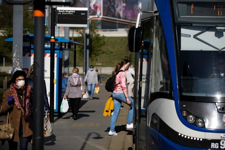 Kraków. Kolejny etap luzowania obostrzeń - w tramwajach i autobusach może pomieścić się drugie tyle pasażerów. A od 13 maja więcej kursów  