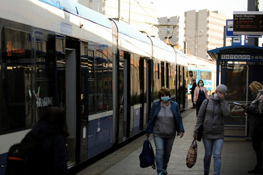 Kraków. Kolejny etap luzowania obostrzeń - w tramwajach i autobusach może pomieścić się drugie tyle pasażerów. A od 13 maja więcej kursów  