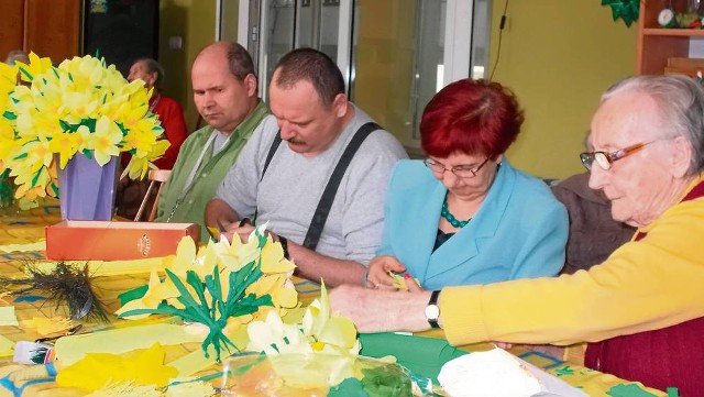 Mieszkańcy Domu Pomocy Społecznej w Trzemeśni już przygotowują bibułkowe żonkile