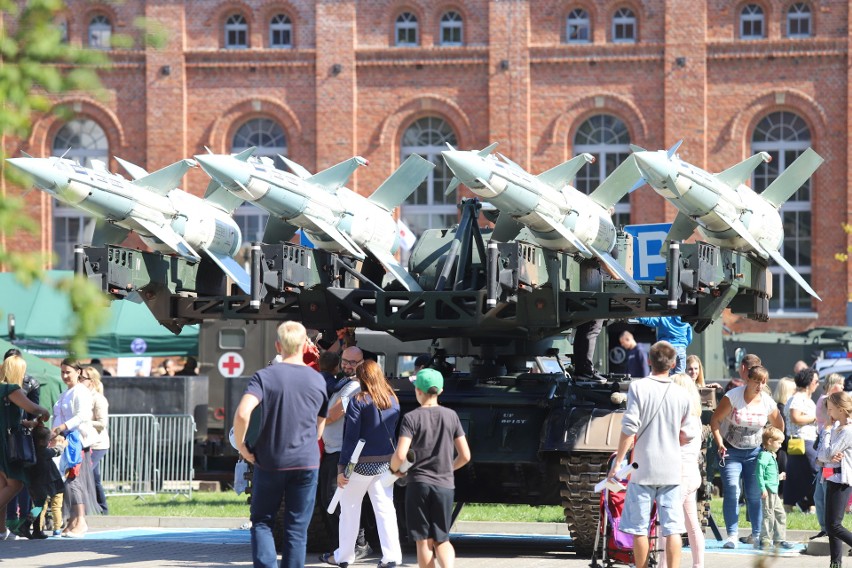 Piknik militarny w Siemianowicach Śląskich. Każdy mógł posiedzieć w Rosomaku ZDJĘCIA 