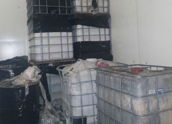 Grójeccy policjanci na jednej z posesji znajdującej się na terenie gminy Pniewy ujawnili 16 mauserów o pojemności 1000 litrów, 8 dwustulitrowych beczek, oraz 24 20-litrowe wiadra z zawartością substancji i odpadów, których przechowywanie jest zabronione.