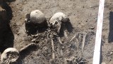 Odkrycia archeologów na rynku w Jarosławiu. Pochówek wiedźmy, krzyże, różańce i fragment dawnego cmentarza [ZDJĘCIA]
