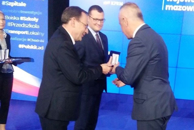 Burmistrz Mariusz Dziuba z rąk Ministra Mariusza Kamińskiego otrzymał Odznakę Honorową za Zasługi dla Samorządu Terytorialnego. Więcej na kolejnych zdjęciach