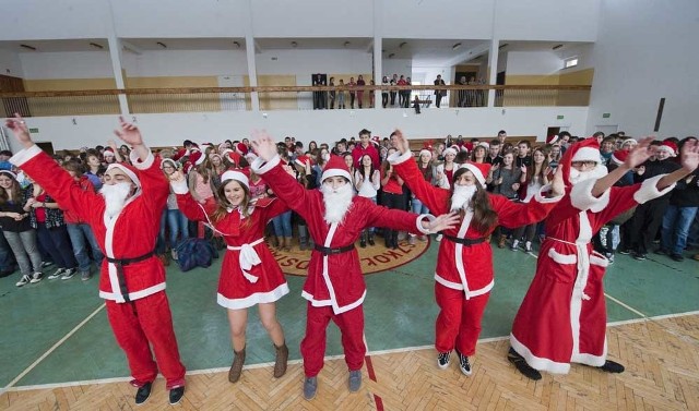 Uczniowie i nauczyciele z Gimnazjum nr 9 w Koszalinie zatańczyli Gangnam style dla chorego na sepsę Filipa.