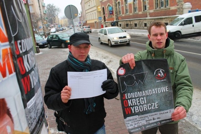 Adam i Krzysztof rozpoczęli kampanię informacyjną od oplakatowania miasta i zorganizowania debaty w ośrodku kultury.