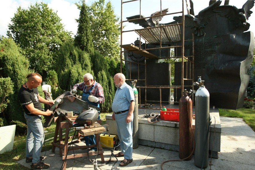 Nad naprawą pomnika pracują: prof. Jan Siek, jego syn...