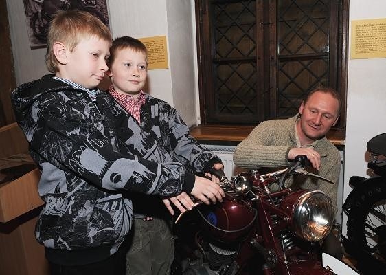Zabytkowe polskie motory oglądają Marcin, Wojtek i Remigiusz Wojczalowie. Muzeum odwiedzili specjalnie z myślą o tej oryginalnej ekspozycji.