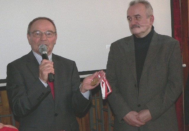 Józef Grudzień przekazał swój złoty medal olimpijski z Tokio na ręce Andrzeja Skubery, dyrektora Gimnazjum numer 1 w Busku-Zdroju.