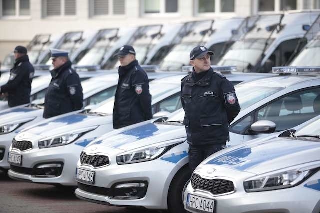 Nowe radiowozyprzekazanie policji nowych radiowozów, wizyta minister spraw wewnętrznych Teresy Piotrowskiej