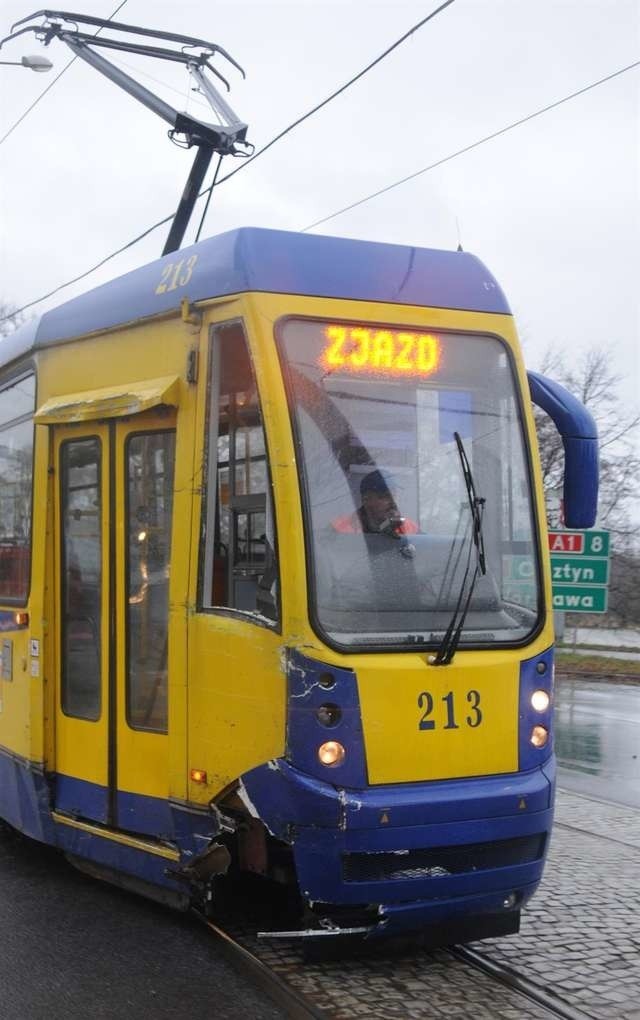 Zderzenie ciężarówki i tramwaju w centrum Torunia [ZDJĘCIA]