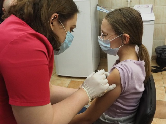 W Koszalinie trwają szczepienia nastolatek przeciw HPV. W piątek nastolatki zaszczepiły się  przeciw HPV w ramach darmowego programu finansowanego z funduszy europejskich. 