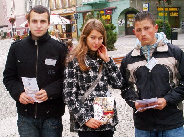 Krzysztof Gardziej, Aurelia Pomałecka oraz Adrian Bagiński z I Liceum Ogólnokształcącego im. B. Prusa rozdawali w sobotę ulotki informujące o akcji zbierania pieniędzy na rzecz budowy hospicjum.