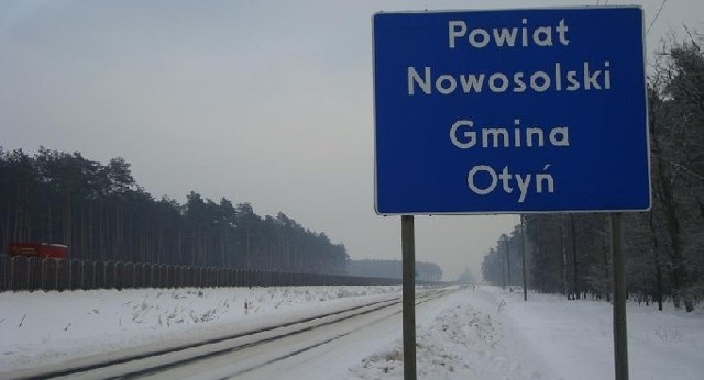 Kierowcy jadący zimą starą ,,trójką&#8221; przez gminę Otyń, zawsze przeżywają tam ciężkie chwile. Brakuje bowiem pieniędzy na jej odśnieżanie.