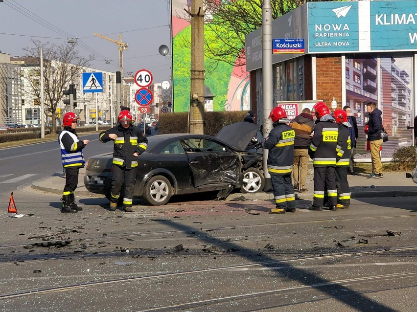 Wypadek karetki na Przedmieściu Oławskim. Dwie osoby ranne [ZDJĘCIA]