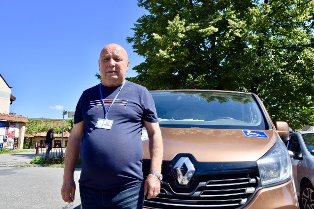 Na zdjęciu Jan Podolak - kierowca busa transportującego seniorów miedzy innymi do Dziennego Domu Seniora. Zwróci się do nas z prośbą o interwencję w imieniu seniorów, którzy nie mogą z nim pojechać mimo, iż w busie są puste miejsca.