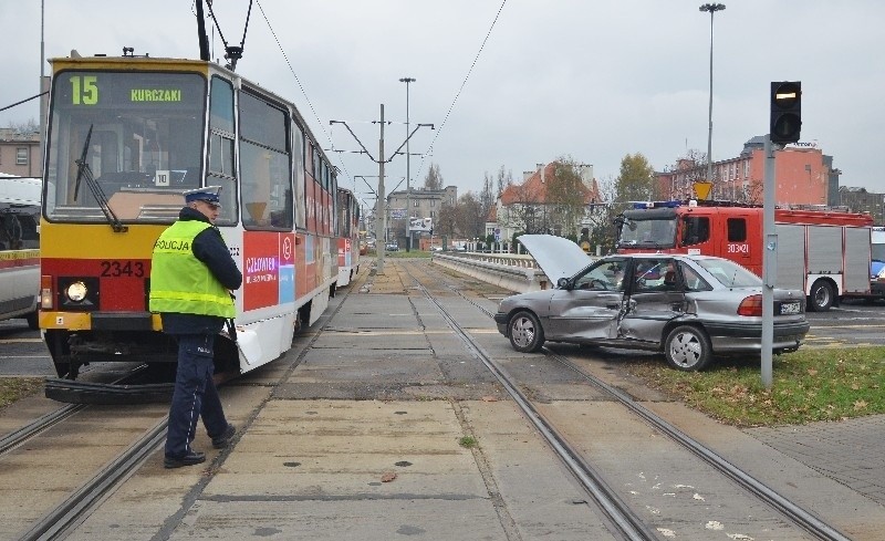 Tramwaj zderzył się z samochodem przy szpitalu im. WAM. Kierowca auta został ranny