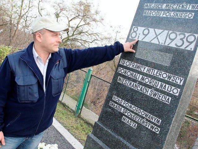 Józef Szydłowski zwraca uwagę na daty na tablicy. Brakuje 7 października, kiedy naziści rozstrzelali Żydów. Nie zgadza się też liczba ofiar - 130. Według KaMuH, było ich 83.