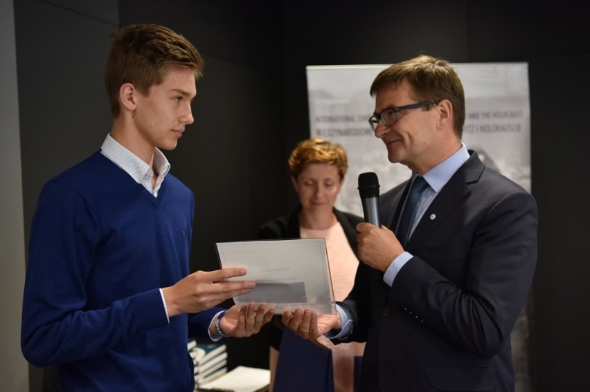 Oświęcim. Muzeum Auschwitz-Birkenau wręczyło nagrody "Gdyby zabrakło dziesięciu..." wolontariuszom wspierającym tę placówkę [ZDJĘCIA]